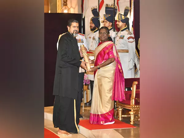 संगीतकार Ricky Kej को पद्म श्री से सम्मानित किया गया, नंगे पैर ही पुरस्कार ग्रहण किया संगीतकार Ricky Kej को पद्म श्री से सम्मानित किया गया, नंगे पैर ही पुरस्कार ग्रहण किया