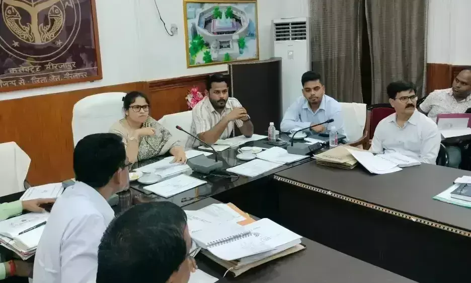 Mirzapur: लापरवाही पर डीएम सख्त, परियोजना समीक्षा में सामने आई खामियां Mirzapur: लापरवाही पर डीएम सख्त, परियोजना समीक्षा में सामने आई खामियां