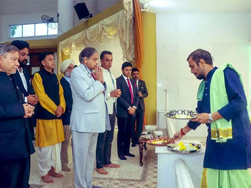 शशि थरूर के नेतृत्व में प्रतिनिधिमंडल ने पनामा में भारतीय सांस्कृतिक केंद्र का दौरा किया शशि थरूर के नेतृत्व में प्रतिनिधिमंडल ने पनामा में भारतीय सांस्कृतिक केंद्र का दौरा किया