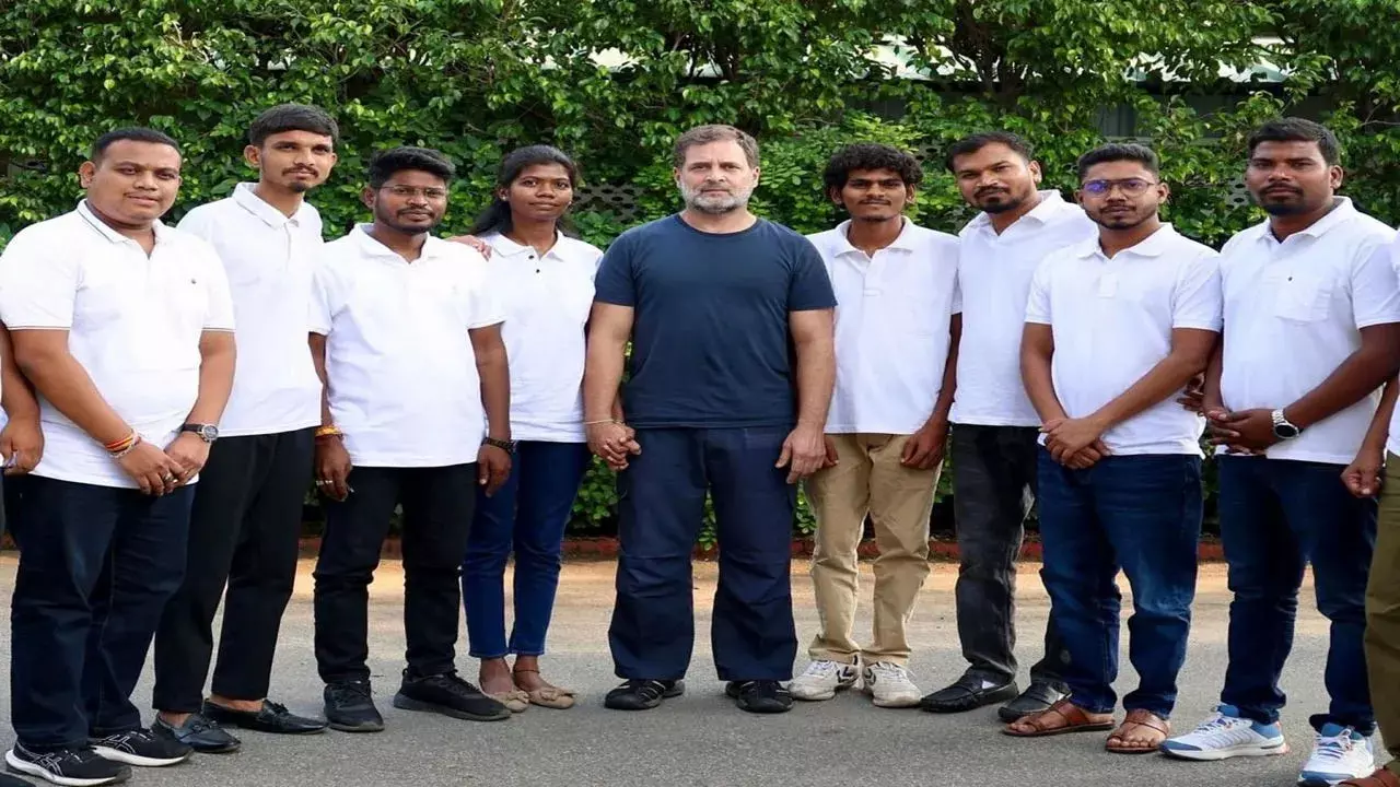राहुल गांधी से मिले छग के आदिवासी छात्र नेता राहुल गांधी से मिले छग के आदिवासी छात्र नेता