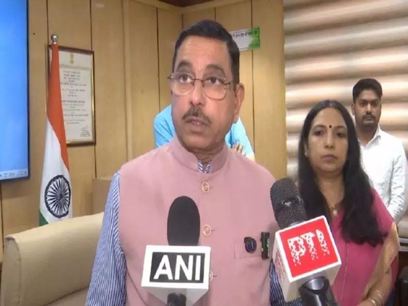 एक साल में हर जिले तक पहुंचेगी बस सेवा: Prahlad Joshi एक साल में हर जिले तक पहुंचेगी बस सेवा: Prahlad Joshi