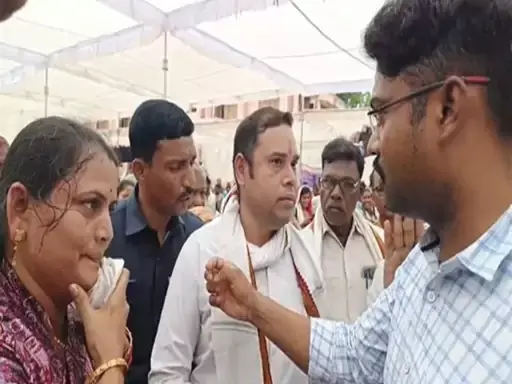 पूर्व विधायक ने सुशासन तिहार के दौरान किया हंगामा, चूड़ियां उतारने लगी, बीजेपी नेता ने हाथ जोड़े पूर्व विधायक ने सुशासन तिहार के दौरान किया हंगामा, चूड़ियां उतारने लगी, बीजेपी नेता ने हाथ जोड़े