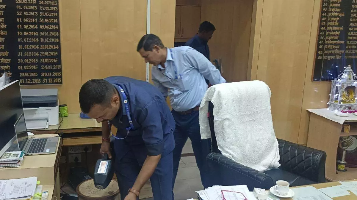 Lucknow: सरकारी दफ्तरों को उड़ाने की साजिश रचने वाला ट्रेस, पूछताछ जारी Lucknow: सरकारी दफ्तरों को उड़ाने की साजिश रचने वाला ट्रेस, पूछताछ जारी