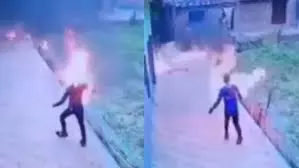 Ballia: प्रेमिका के घर के सामने युवक ने खुद को लगाई आग Ballia: प्रेमिका के घर के सामने युवक ने खुद को लगाई आग