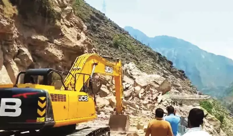 भारी चट्टानों के कारण बटोटे-किश्तवाड़ एनएच अवरुद्ध भारी चट्टानों के कारण बटोटे-किश्तवाड़ एनएच अवरुद्ध
