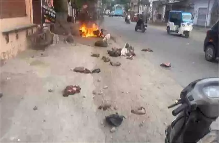 Uttarakhand: गौमांस के शक में भीड़ ने बाइक में लगाई आग Uttarakhand: गौमांस के शक में भीड़ ने बाइक में लगाई आग