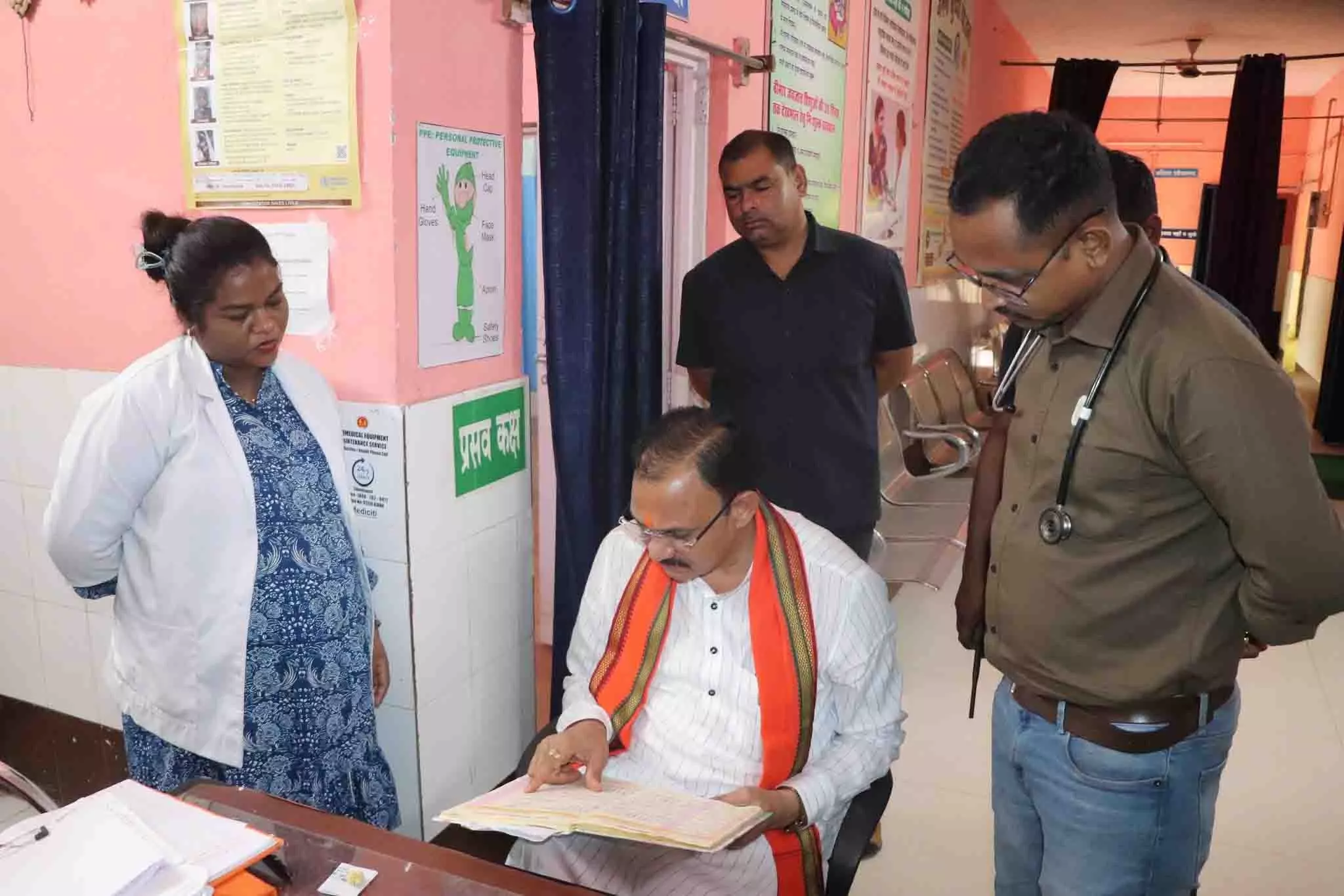 मंत्री अचानक सामुदायिक स्वास्थ्य केंद्र पहुंचे, श्याम बिहारी जयसवाल ने स्वास्थ्य सेवाओं की ली जानकारी मंत्री अचानक सामुदायिक स्वास्थ्य केंद्र पहुंचे, श्याम बिहारी जयसवाल ने स्वास्थ्य सेवाओं की ली जानकारी