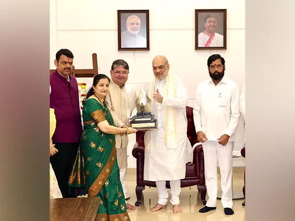 Amit Shah ने वीर सावरकर के परिवार को छत्रपति संभाजी महाराज राज्य प्रेरणा गीत पुरस्कार प्रदान किया Amit Shah ने वीर सावरकर के परिवार को छत्रपति संभाजी महाराज राज्य प्रेरणा गीत पुरस्कार प्रदान किया