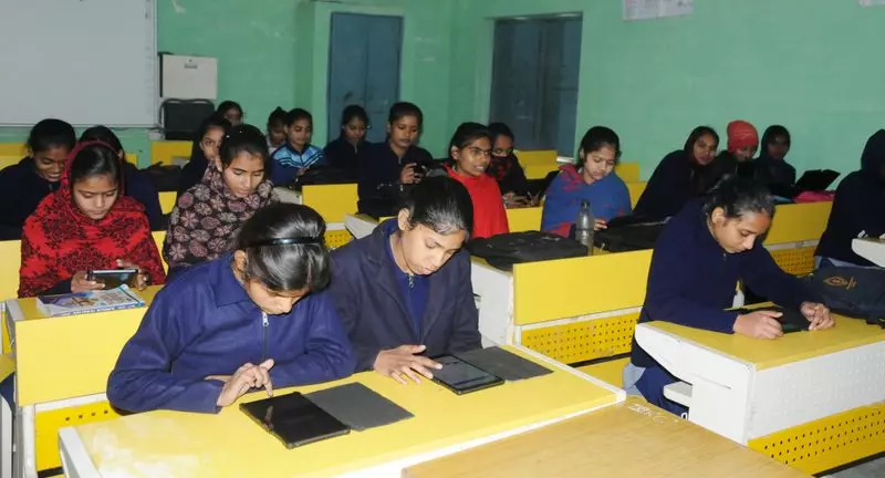 SIM कार्ड में देरी के कारण करनाल और कैथल में दसवीं कक्षा के 15,000 छात्रों को टैबलेट वितरण रुका SIM कार्ड में देरी के कारण करनाल और कैथल में दसवीं कक्षा के 15,000 छात्रों को टैबलेट वितरण रुका