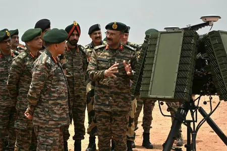 सेनाध्यक्ष ने किया स्वदेशी मानव रहित विमान प्रणाली व लुटरिंग म्यूनिशन्स का मुआयना सेनाध्यक्ष ने किया स्वदेशी मानव रहित विमान प्रणाली व लुटरिंग म्यूनिशन्स का मुआयना