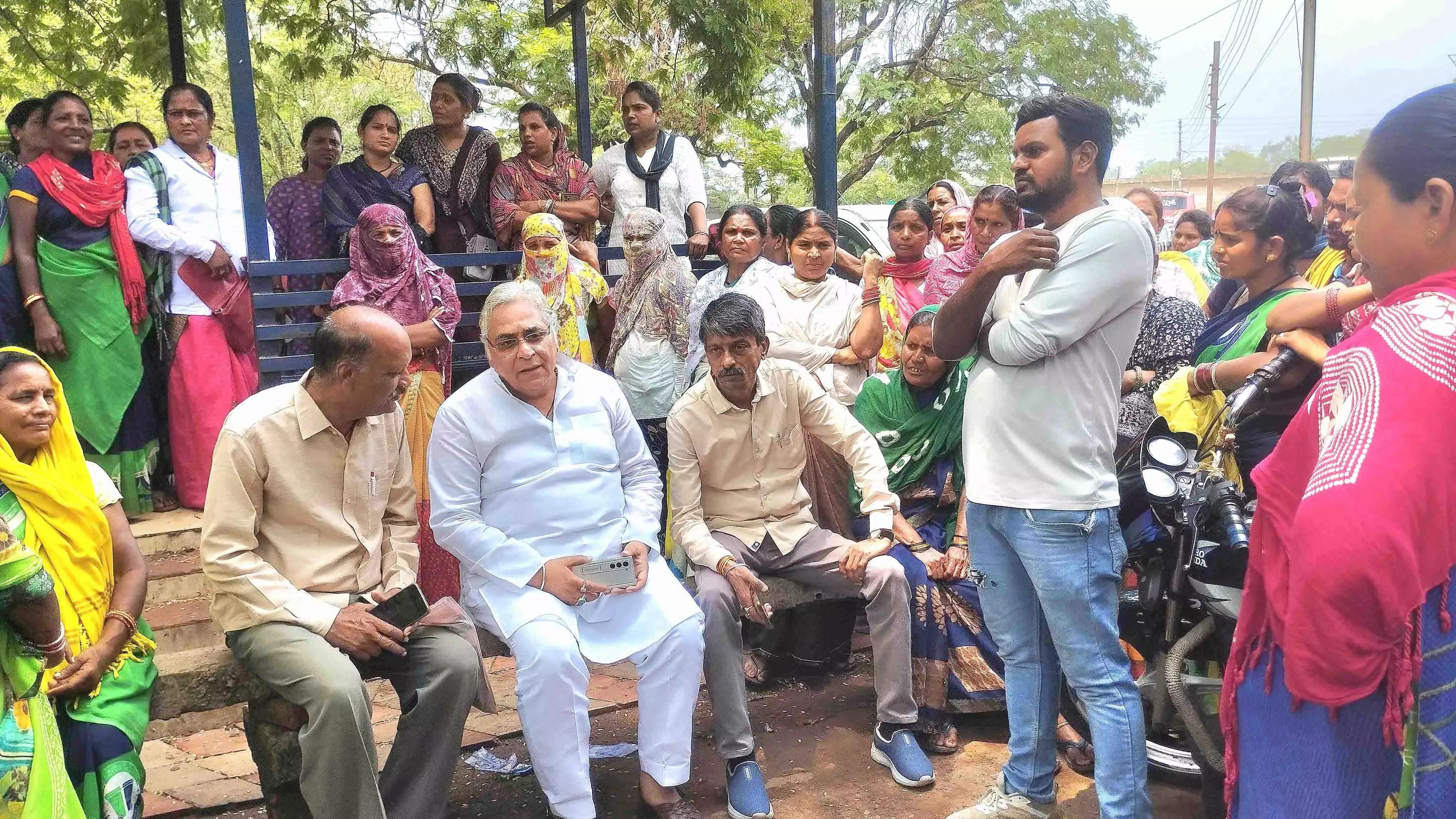 हड़ताल में बैठे सफाई कर्मियों को अरुण वोरा का मिला समर्थन, निगम को दो टूक कहा हड़ताल में बैठे सफाई कर्मियों को अरुण वोरा का मिला समर्थन, निगम को दो टूक कहा