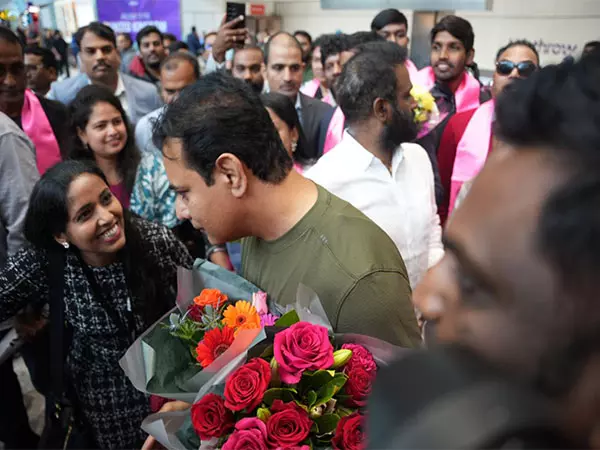 तेलंगाना के प्रवासी भारतीयों ने London में के.टी. रामा राव का भव्य स्वागत किया तेलंगाना के प्रवासी भारतीयों ने London में के.टी. रामा राव का भव्य स्वागत किया