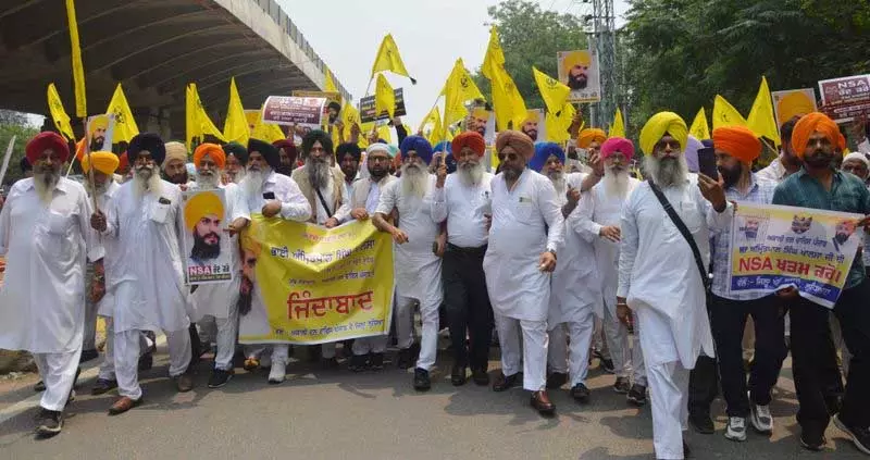 ‘वारिस पंजाब दे’ नेताओं ने पंजाब के राज्यपाल को ज्ञापन सौंपा, कहा Amritpal अवैध रूप से जेल में बंद ‘वारिस पंजाब दे’ नेताओं ने पंजाब के राज्यपाल को ज्ञापन सौंपा, कहा Amritpal अवैध रूप से जेल में बंद