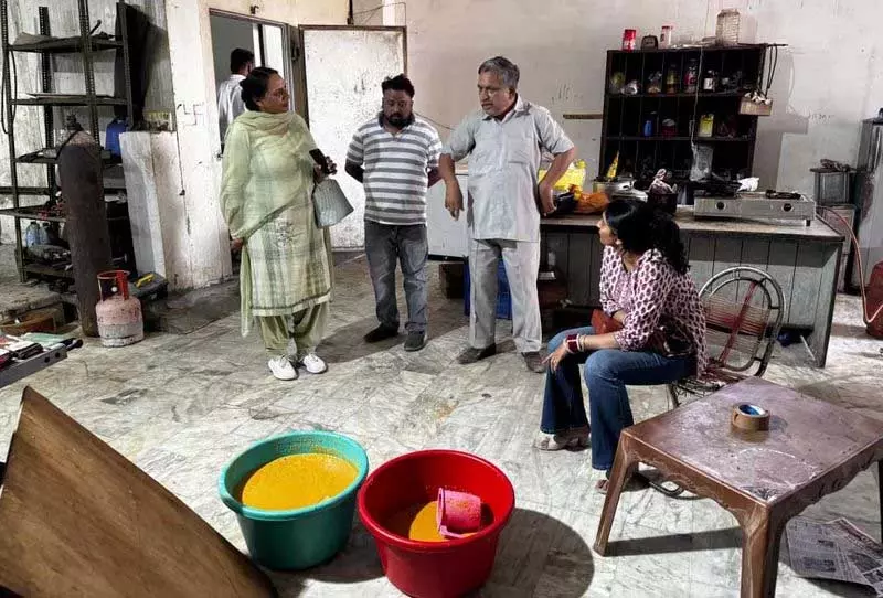 Punjab: आइसक्रीम या फ्रोजन मिठाई, खाने से पहले जांच लें Punjab: आइसक्रीम या फ्रोजन मिठाई, खाने से पहले जांच लें