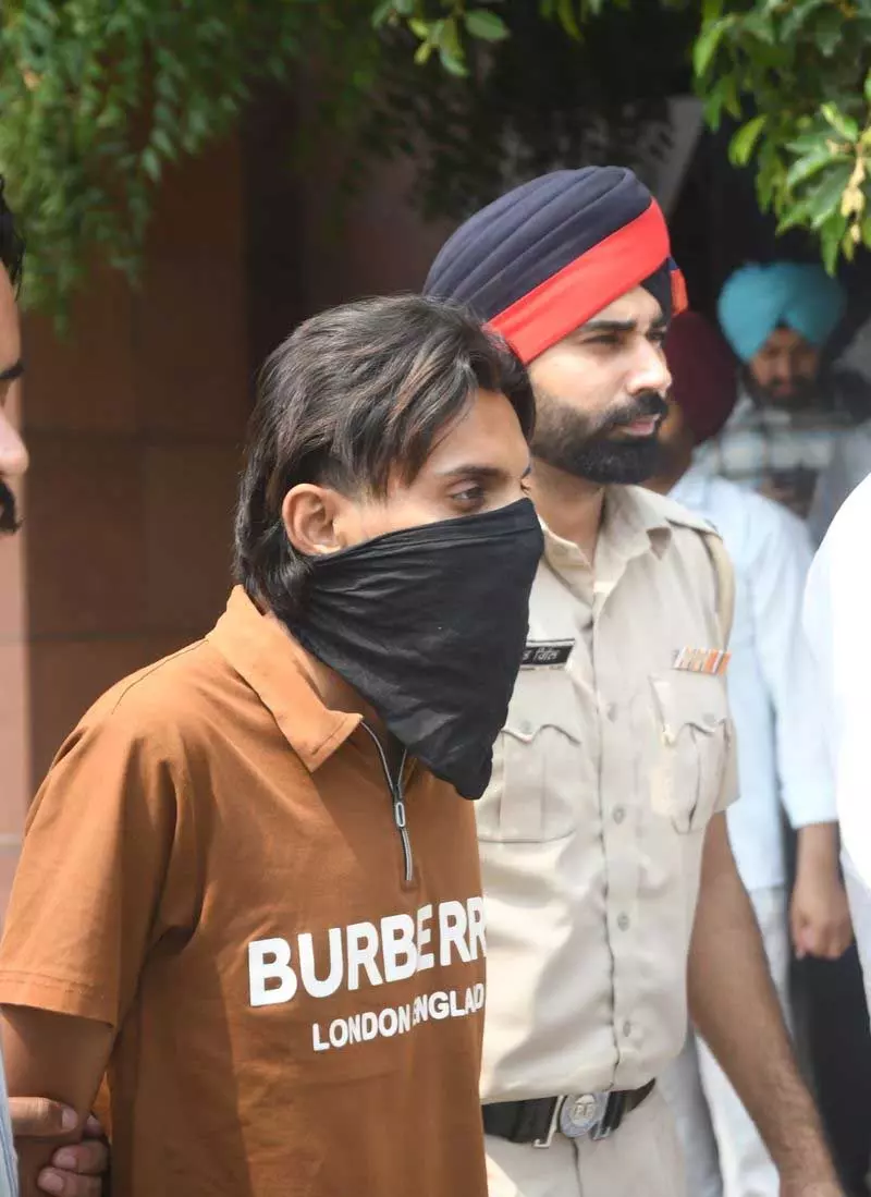 फोर्टनाइट पर, Mohali में पंजाबी म्यूजिक प्रोड्यूसर के घर पर फायरिंग के आरोप में एक गिरफ्तार फोर्टनाइट पर, Mohali में पंजाबी म्यूजिक प्रोड्यूसर के घर पर फायरिंग के आरोप में एक गिरफ्तार