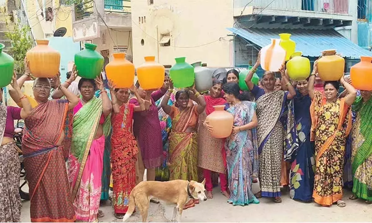 पुट्टपर्थी के कुम्मारपेटा इलाके में महिलाओं ने जल संकट के खिलाफ प्रदर्शन किया पुट्टपर्थी के कुम्मारपेटा इलाके में महिलाओं ने जल संकट के खिलाफ प्रदर्शन किया