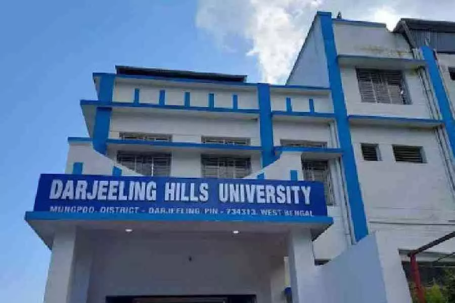 Darjeeling हिल्स विश्वविद्यालय के अस्थायी परिसर के लिए अतिरिक्त कमरा Darjeeling हिल्स विश्वविद्यालय के अस्थायी परिसर के लिए अतिरिक्त कमरा