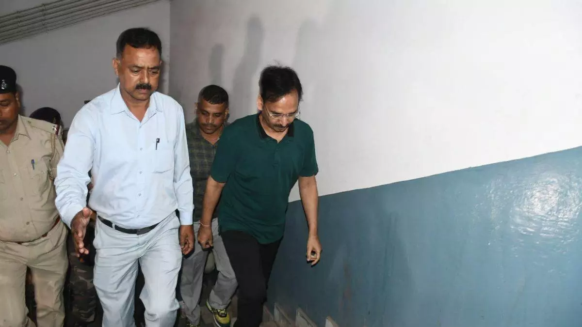 Ranchi: IAS विनय चौबे की संपत्ति जांच की जद में पत्नी और करीबी भी Ranchi: IAS विनय चौबे की संपत्ति जांच की जद में पत्नी और करीबी भी
