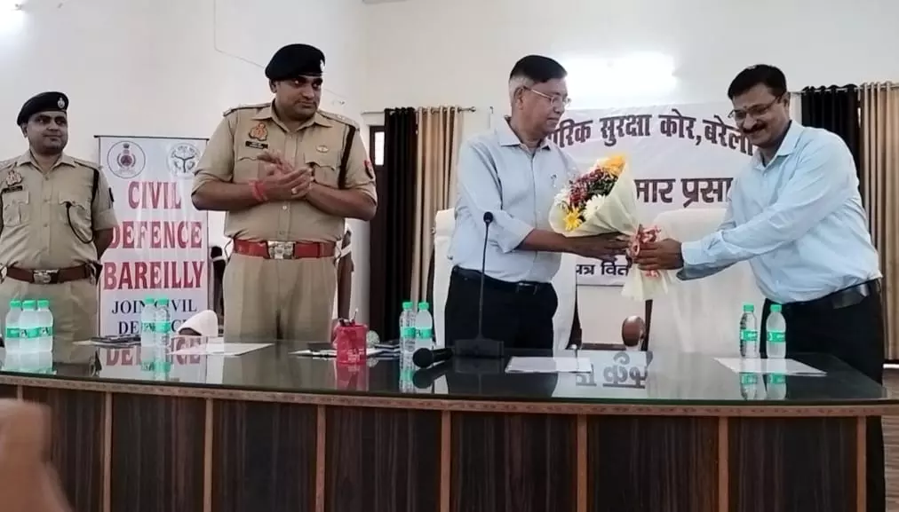 Bareilly: डीजी व एसएसपी ने वार्डंस को सम्मानित कर किया प्रोत्साहित Bareilly: डीजी व एसएसपी ने वार्डंस को सम्मानित कर किया प्रोत्साहित