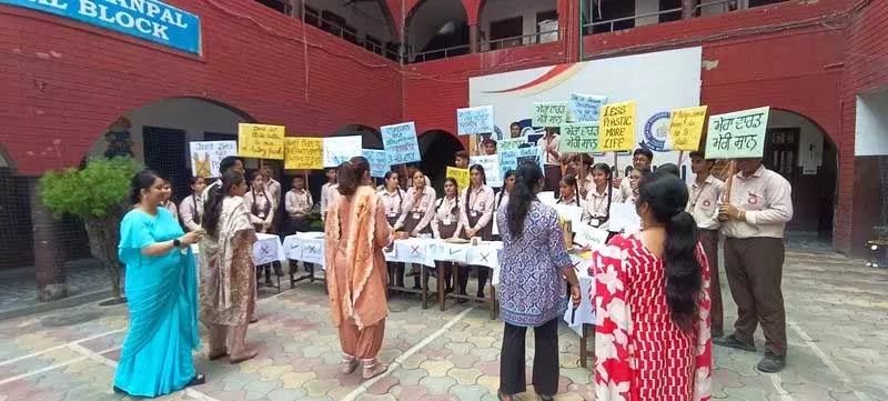 Jalandhar: प्लास्टिक प्रदूषण के खिलाफ छात्रों ने निकाली रैली Jalandhar: प्लास्टिक प्रदूषण के खिलाफ छात्रों ने निकाली रैली