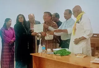 Ballia: अंतरराष्ट्रीय स्तर पर सम्मानित हुईं डॉ. रजनी चौबे, विश्वविद्यालय में खुशी की लहर Ballia: अंतरराष्ट्रीय स्तर पर सम्मानित हुईं डॉ. रजनी चौबे, विश्वविद्यालय में खुशी की लहर