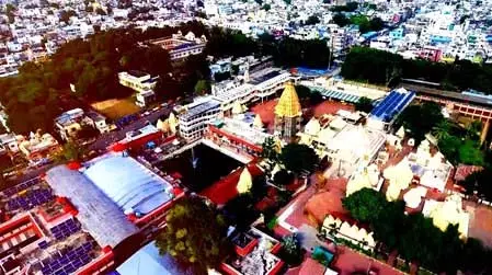 दंपत्ति ने Ujjain के महाकाल मंदिर के सुरक्षा गार्ड पर लगाया दुर्व्यवहार का आरोप दंपत्ति ने Ujjain के महाकाल मंदिर के सुरक्षा गार्ड पर लगाया दुर्व्यवहार का आरोप