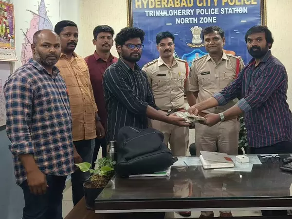 Hyderabad पुलिस ने ऑटो चालक की सराहना की जिसने यात्री द्वारा भूले गए 2 लाख रुपये लौटाए Hyderabad पुलिस ने ऑटो चालक की सराहना की जिसने यात्री द्वारा भूले गए 2 लाख रुपये लौटाए