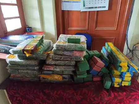 Mizoram, मणिपुर में 9.70 करोड़ रुपये मूल्य की ड्रग्स जब्त, 4 लोग गिरफ्तार Mizoram, मणिपुर में 9.70 करोड़ रुपये मूल्य की ड्रग्स जब्त, 4 लोग गिरफ्तार