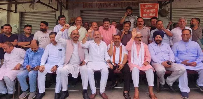 BJP विधायक नई बस्ती में विरोध प्रदर्शन में शामिल हुए BJP विधायक नई बस्ती में विरोध प्रदर्शन में शामिल हुए