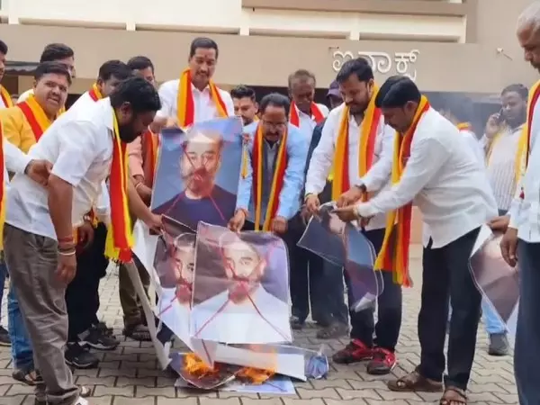 कर्नाटक रक्षणा वेदिके ने कन्नड़ भाषा पर दिए गए बयान को लेकर कमल हासन के खिलाफ विरोध प्रदर्शन किया कर्नाटक रक्षणा वेदिके ने कन्नड़ भाषा पर दिए गए बयान को लेकर कमल हासन के खिलाफ विरोध प्रदर्शन किया