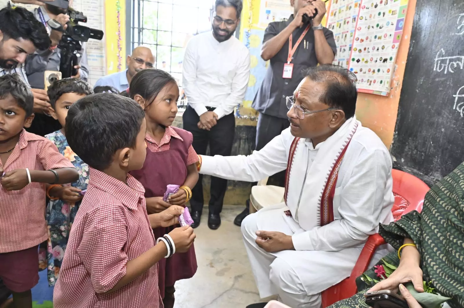 मुख्यमंत्री अचानक पहुंचे मांद आंगनबाड़ी केंद्र मुख्यमंत्री अचानक पहुंचे मांद आंगनबाड़ी केंद्र