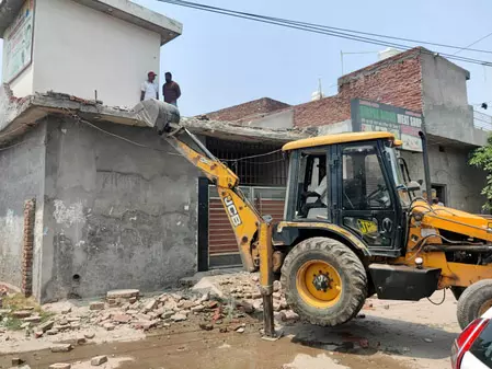 नशे का कारोबार करने वाले भाइयों के मकान पर चला बुलडोजर नशे का कारोबार करने वाले भाइयों के मकान पर चला बुलडोजर