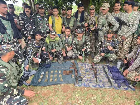 नक्सलियों के खिलाफ ऑपरेशन के दौरान आठ IED समेत हथियारों का जखीरा बरामद नक्सलियों के खिलाफ ऑपरेशन के दौरान आठ IED समेत हथियारों का जखीरा बरामद