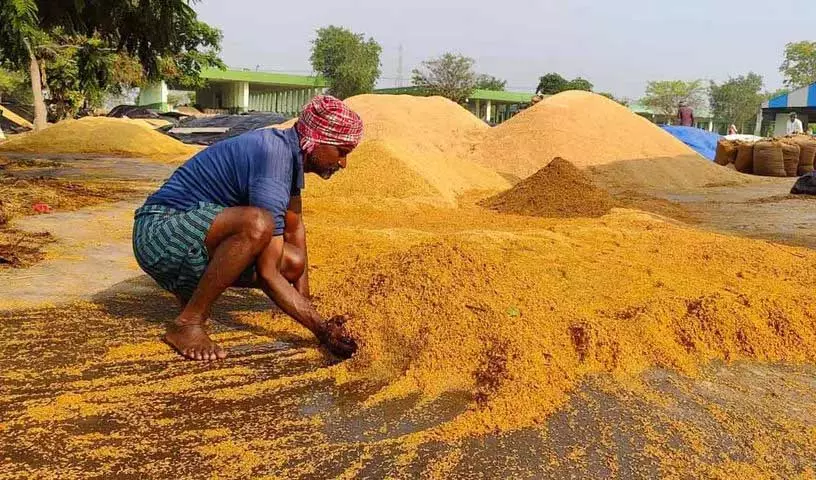 Medak में घातक दुर्घटनाओं के लिए सड़कों पर सूख रहे धान को जिम्मेदार ठहराया गया Medak में घातक दुर्घटनाओं के लिए सड़कों पर सूख रहे धान को जिम्मेदार ठहराया गया