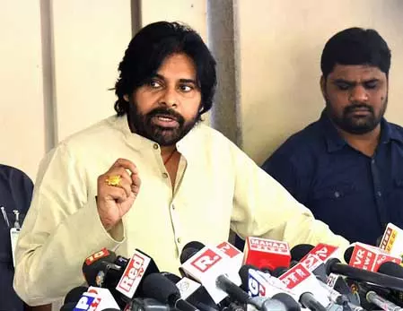 Pawan Kalyan ने 3 साल की बच्ची के बलात्कार-हत्या मामले में व्यक्ति के लिए कड़ी सजा की मांग की Pawan Kalyan ने 3 साल की बच्ची के बलात्कार-हत्या मामले में व्यक्ति के लिए कड़ी सजा की मांग की