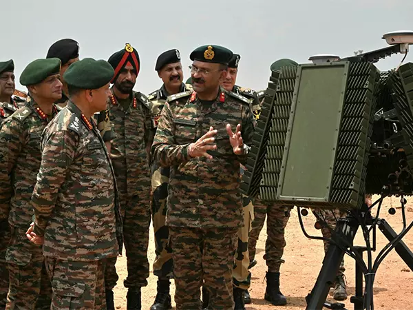 COAS जनरल द्विवेदी ने बबीना फील्ड फायरिंग रेंज में स्वदेशी हथियारों का प्रदर्शन देखा COAS जनरल द्विवेदी ने बबीना फील्ड फायरिंग रेंज में स्वदेशी हथियारों का प्रदर्शन देखा
