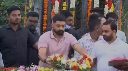 NTR को उनकी 102वीं जयंती पर श्रद्धांजलि अर्पित की गई NTR को उनकी 102वीं जयंती पर श्रद्धांजलि अर्पित की गई
