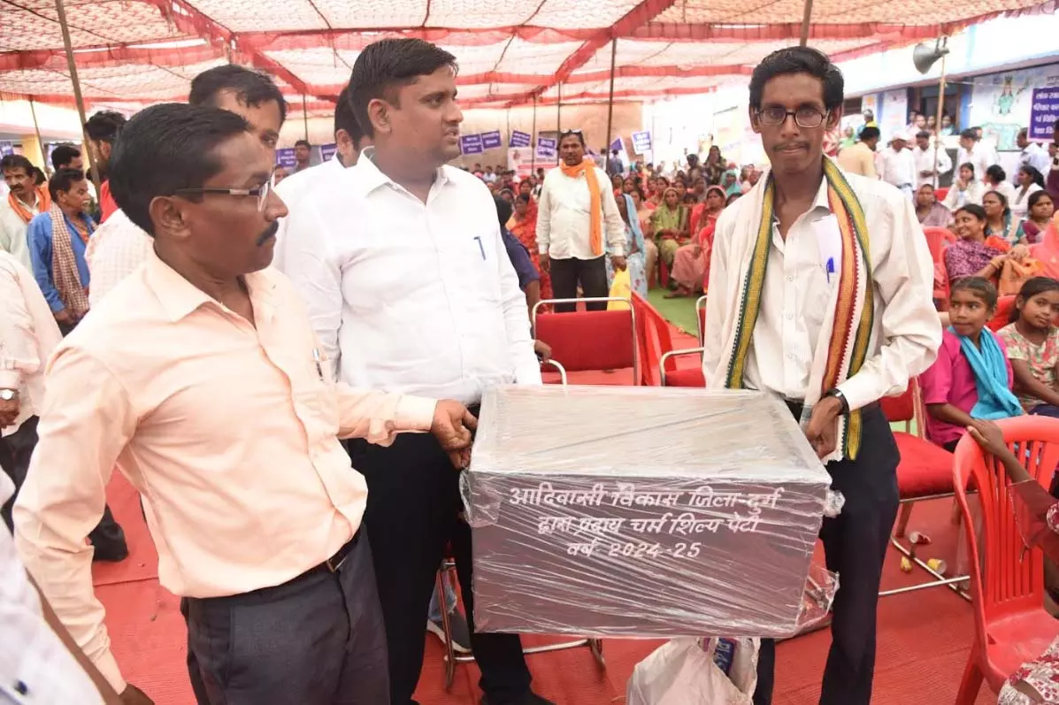मनोज को मोची पेटी और औजार मिलने से काम करने में होगी आसानी मनोज को मोची पेटी और औजार मिलने से काम करने में होगी आसानी