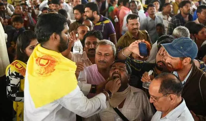 8 जून को Nampally प्रदर्शनी मैदान में अस्थमा रोगियों के लिए मछली प्रसादम का वितरण 8 जून को Nampally प्रदर्शनी मैदान में अस्थमा रोगियों के लिए मछली प्रसादम का वितरण