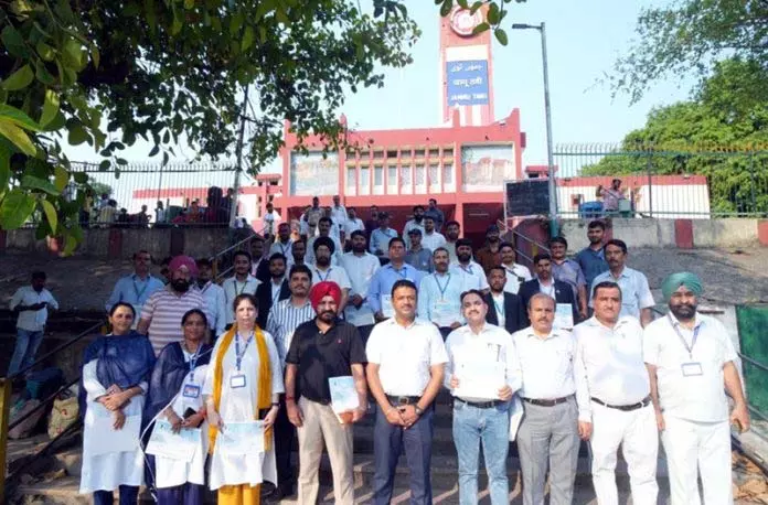 ऑपरेशन सिंदूर: रेलवे ने Jammu संभाग के 209 कर्मचारियों को ‘उत्कृष्ट सेवा’ के लिए सम्मानित किया ऑपरेशन सिंदूर: रेलवे ने Jammu संभाग के 209 कर्मचारियों को ‘उत्कृष्ट सेवा’ के लिए सम्मानित किया