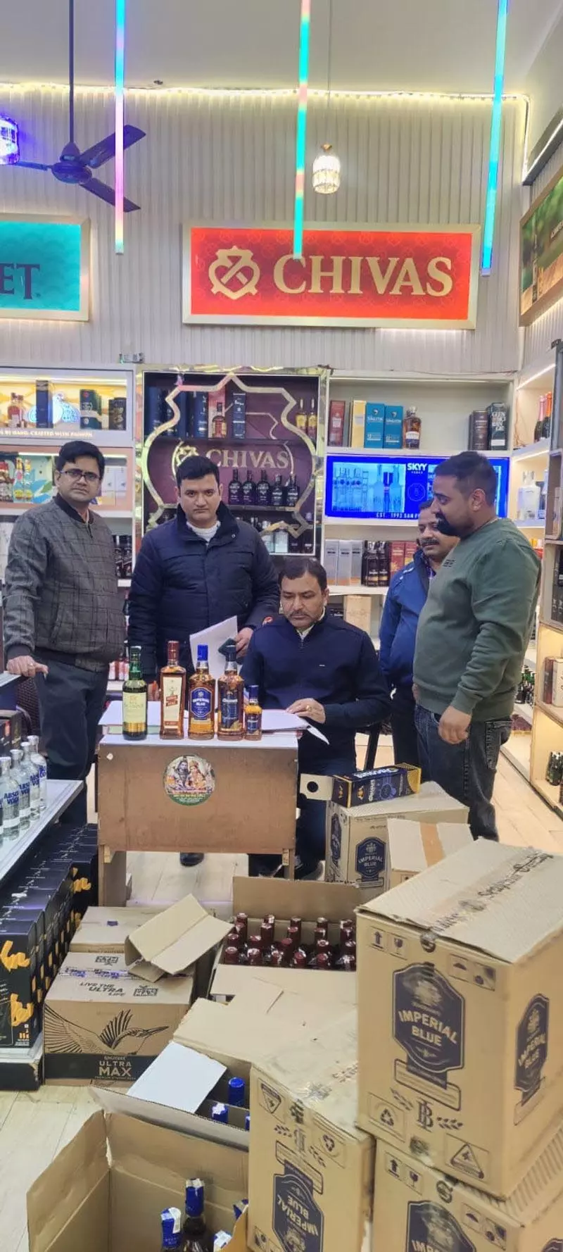 Chandigarh: आबकारी विभाग ने 15 हजार बोतल अवैध शराब जब्त की Chandigarh: आबकारी विभाग ने 15 हजार बोतल अवैध शराब जब्त की
