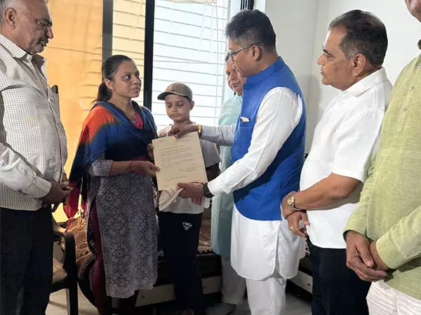 असम के मंत्री पीयूष हजारिका ने सूरत में पहलगाम आतंकी हमले के पीड़ित परिवार से मुलाकात की असम के मंत्री पीयूष हजारिका ने सूरत में पहलगाम आतंकी हमले के पीड़ित परिवार से मुलाकात की
