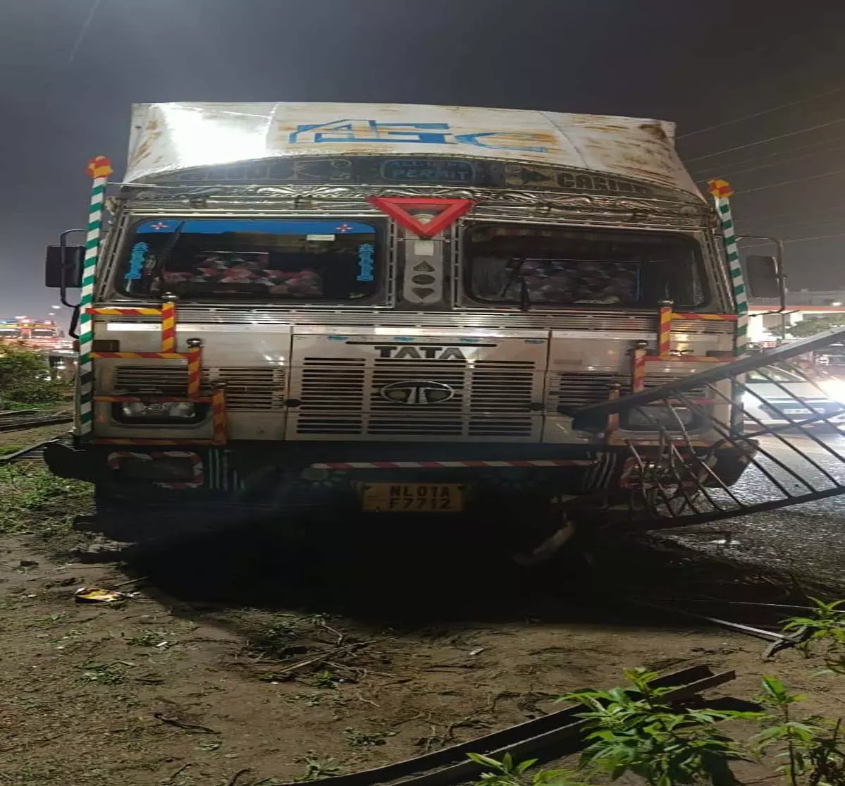 भाटागांव शराब भट्टी के पास ट्रक डिवाइडर से टकराया, बड़ी दुर्घटना टली भाटागांव शराब भट्टी के पास ट्रक डिवाइडर से टकराया, बड़ी दुर्घटना टली