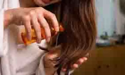 Hair Care: गर्मियों में रूखे और बेजान बालों को बनाएं चमकदार, लगाएं ये प्राकृतिक हेयर मास्क Hair Care: गर्मियों में रूखे और बेजान बालों को बनाएं चमकदार, लगाएं ये प्राकृतिक हेयर मास्क