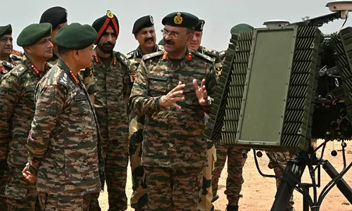COAS जनरल द्विवेदी ने बबीना फील्ड फायरिंग रेंज में स्वदेशी हथियारों का प्रदर्शन देखा COAS जनरल द्विवेदी ने बबीना फील्ड फायरिंग रेंज में स्वदेशी हथियारों का प्रदर्शन देखा