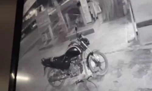 बुलेट की ठोकर से दो महिलाएं घायल, पैर और रीढ़ की हड्डी टूटी बुलेट की ठोकर से दो महिलाएं घायल, पैर और रीढ़ की हड्डी टूटी