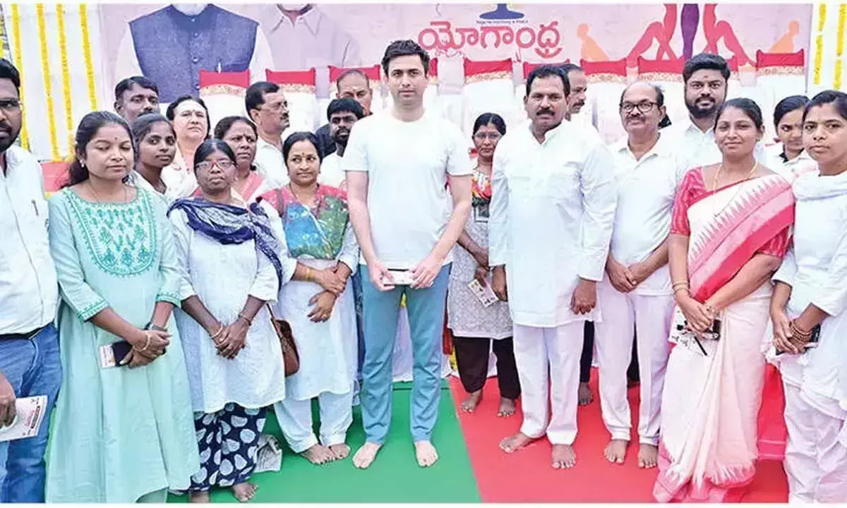 Andhra: कनिपकम ने जागरूकता फैलाने के लिए ‘योगंधरा’ पहल की मेजबानी की Andhra: कनिपकम ने जागरूकता फैलाने के लिए ‘योगंधरा’ पहल की मेजबानी की