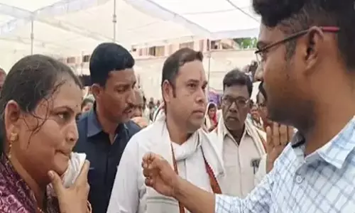 पूर्व विधायक ने सुशासन तिहार के दौरान किया हंगामा, चूड़ियां उतारने लगी, बीजेपी नेता ने हाथ जोड़े पूर्व विधायक ने सुशासन तिहार के दौरान किया हंगामा, चूड़ियां उतारने लगी, बीजेपी नेता ने हाथ जोड़े