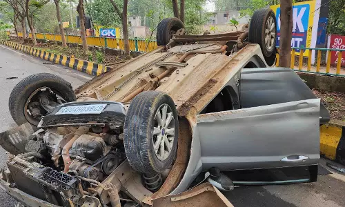 माना एयरपोर्ट रोड में कार पलटी, चालक की हालत नाजुक