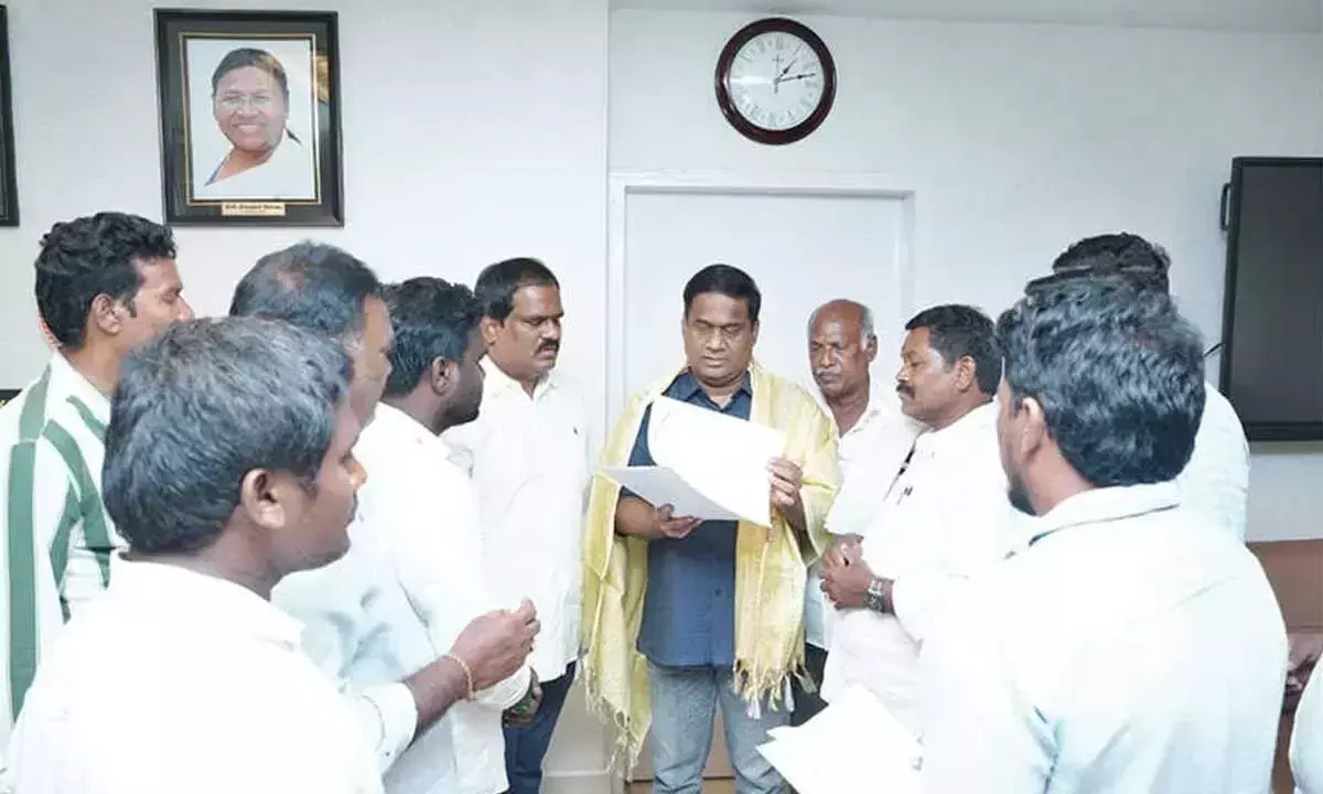 Andhra: मछुआरों ने वीपीए अध्यक्ष से शिकायतों के समाधान की अपील की Andhra: मछुआरों ने वीपीए अध्यक्ष से शिकायतों के समाधान की अपील की